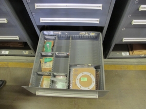 STANLEY VIDMAR HEAVY DUTY 5-DRAWER PARTS CABINET W/ CONTENTS (W-50) LOADING & HANDLING FEE $25-